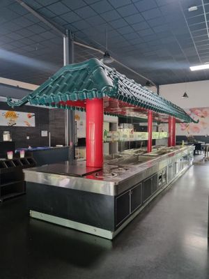 une photo d'un restaurant avec un long comptoir
