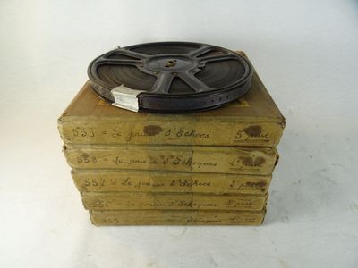 une pile de vieilles bobines de film empilées les unes sur les autres