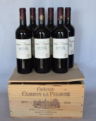 six bouteilles de vin rouge dans une caisse en bois sur une table