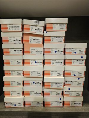 une pile de cartons contenant du matériel médical posée sur une table