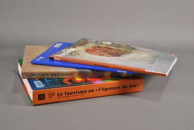 trois livres empilés sur une table