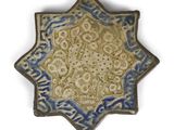 assiette en céramique bleue et blanche ornée d'un motif en forme d'étoile au centre
