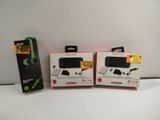 deux boîtes de manettes Nintendo Wii posées sur une table