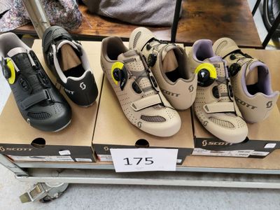 de nombreuses paires de chaussures exposées dans un magasin