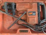 une boîte orange contenant un marteau et d'autres outils