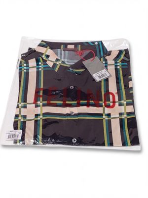 chemise pour homme à carreaux noirs et verts, avec une étiquette rouge