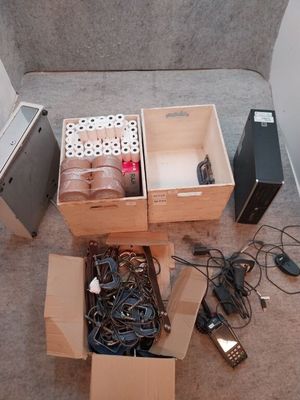 deux cartons contenant du matériel électronique, posés par terre l'un à côté de l'autre