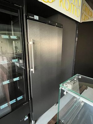 une image d'une vitrine en verre dans un magasin