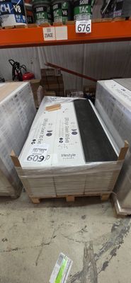 beaucoup de cartons empilés dans un magasin