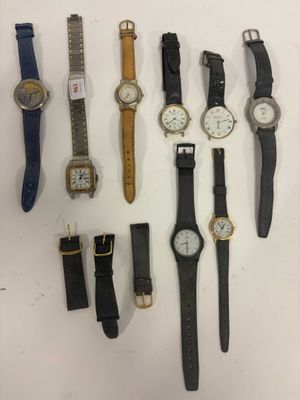de nombreux modèles de montres exposés sur un fond blanc