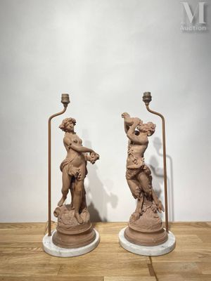deux statues représentant un homme et une femme, posées sur des socles en marbre