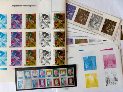 beaucoup de timbres posés sur une table sur laquelle se trouve une photo