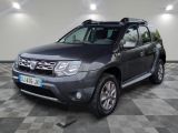 une photo d'une Dacia grise garée dans un garage