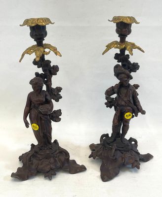 deux bougies posées sur une table
