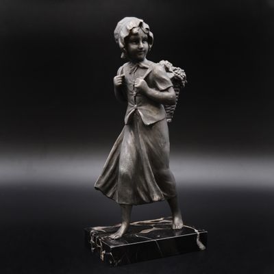 statue d'une femme tenant un panier de fleurs sur fond noir