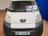 une petite voiture blanche garée dans un garage