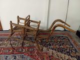 quatre chaises posées sur un tapis au sol