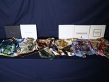 deux boîtes de foulards en soie posées sur une table recouverte d'une nappe bleue