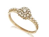 une bague en or jaune avec des diamants sur fond blanc
