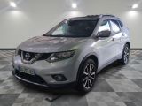 Le SUV Nissan argenté est garé dans une grande pièce.