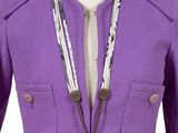 veste violette sur un mannequin, avec un collier et un cordon