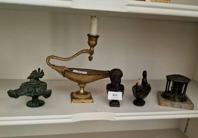 une étagère sur laquelle sont disposés de nombreux objets différents
