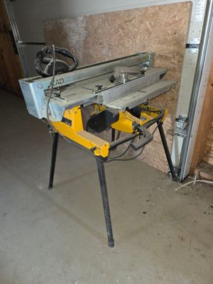 a picture of a table saw in a garage