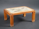 une petite table en bois avec un plateau en verre et des pieds