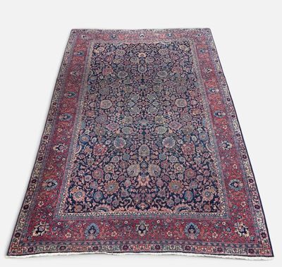 un tapis persan ancien aux couleurs bleu et rouge