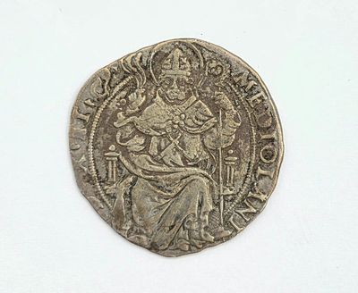 une vieille pièce d'argent sur laquelle figure le portrait d'une femme