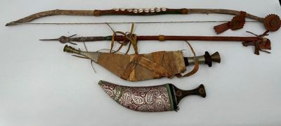 Plusieurs types d'armes sont exposés sur une surface blanche