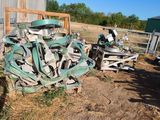un tas de vieilleries par terre, à côté d'une grange