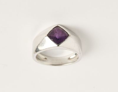 Gros plan sur une bague contenant une pierre violette