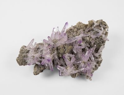 un groupe de cristaux violets sur une surface blanche