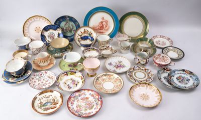 de nombreux types d'assiettes et de bols en porcelaine sur la table