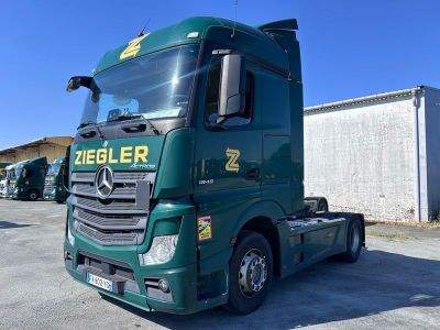 un camion vert garé sur un parking
