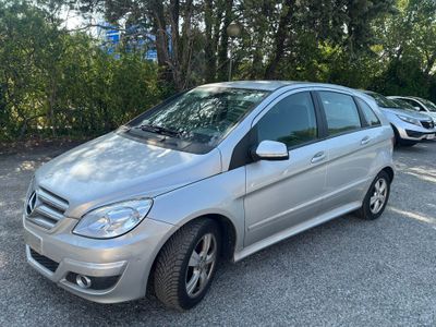 La Mercedes Classe B argentée est garée sur un parking