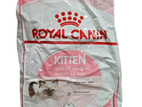 un sac de croquettes Royal Canin pour chatons sur fond blanc