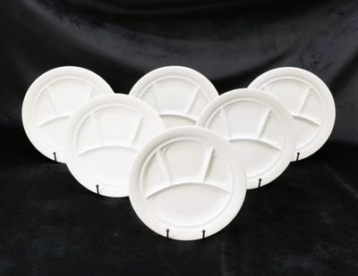 LUNEVILLE - Lot de six assiettes en faïence blanche à décor …