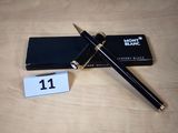 le stylo-plume se trouve à côté d'une boîte d'allumettes et d'une boîte d'allumettes