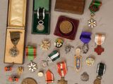 de nombreuses médailles de toutes sortes posées sur une table