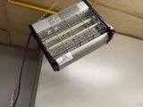 un radiateur suspendu au plafond dans une pièce