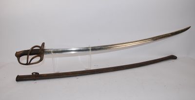 une vieille épée avec une poignée en bois et une poignée en métal