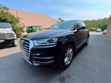 un SUV noir garé sur le bord de la route, à côté d'un immeuble