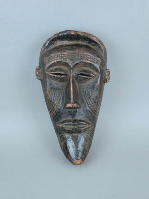 une image d'un masque en bois sur fond blanc