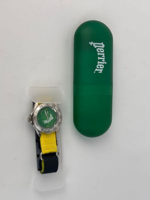 une montre et un pilulier posés sur une table