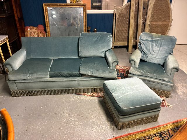 Canapé lit, pouf et fauteuil velours bleu. (Manque des coussins)