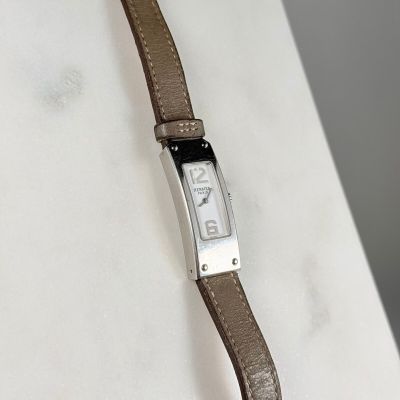 gros plan d'une montre-bracelet sur une table