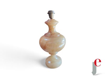 un petit vase posé sur une table
