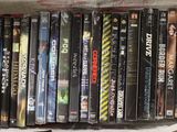 de nombreux DVD dans une boîte blanche posée sur une table